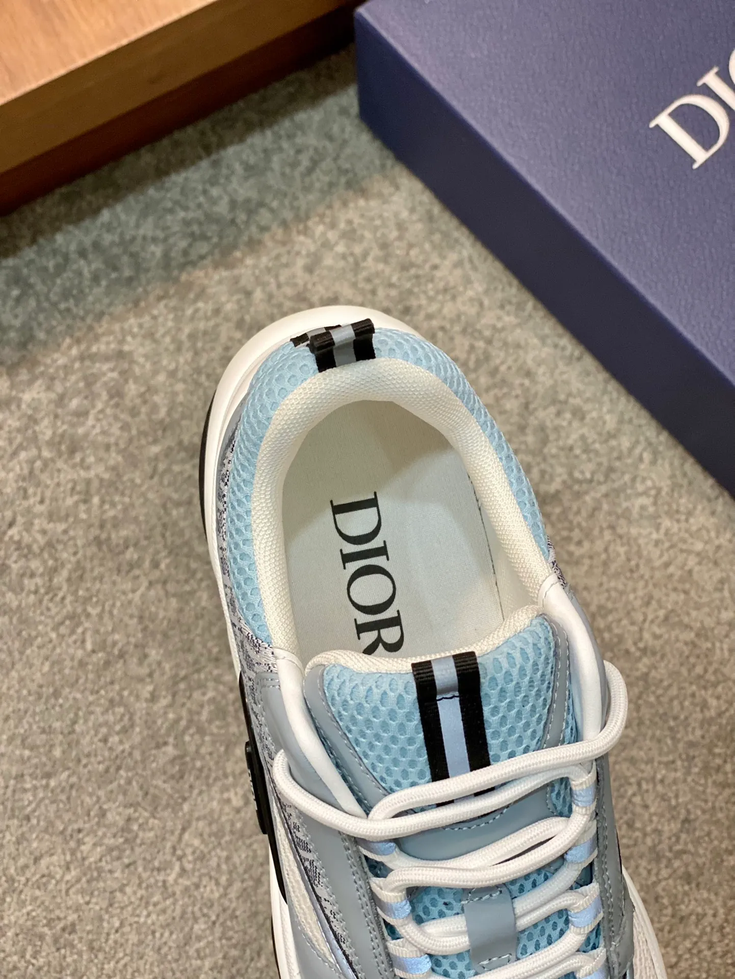 Factory price: 500💰 Dior B22 men's jogging fashion sneakers. This item draws inspiration from retro jogging shoes. It adopts a thick low-top design, with an upper made of leather and mesh fabric, and a black and white engraved rubber sole. The side is decorated with an embossed "Di~r" logo. Code number: 38-45 (38, 45, 46 can be customized)